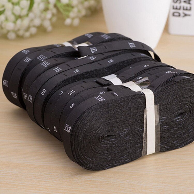 1200 stks (2 rollen) XXS-6XL Zwart Satijn Maat Labels Geborduurd Zwart Maat Tags Babys Kleding Wasbare Care Labels