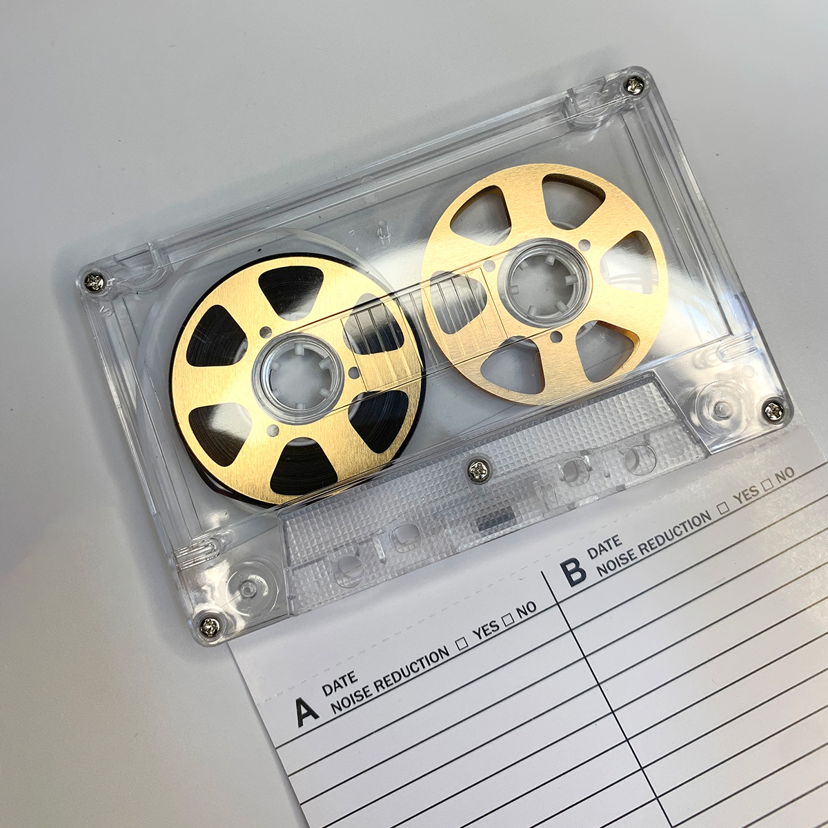 Enregistreur Analogue De Cru Bobine à Bobine Sur Le Blanc Photo Stock