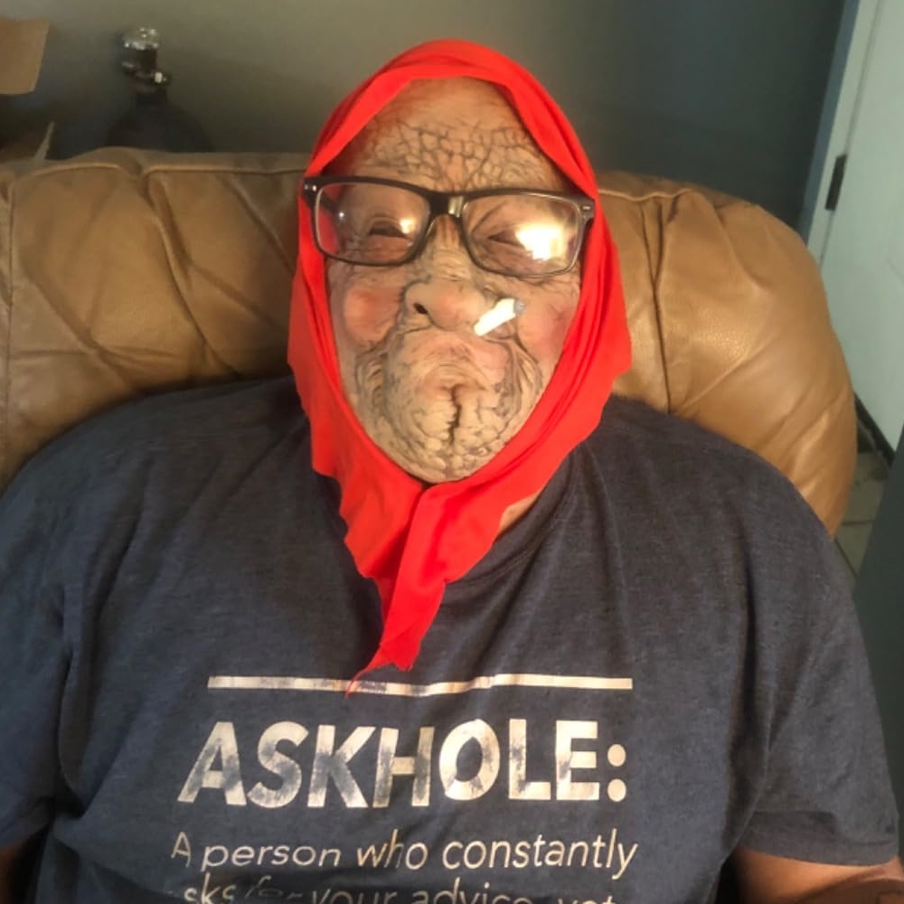 Lustige rauchende Oma alte Nana-Latexmaske Lady Grandma mit faltigem Gesicht und roten Schalmasken Halloween-Party-Kostüm-Requisiten