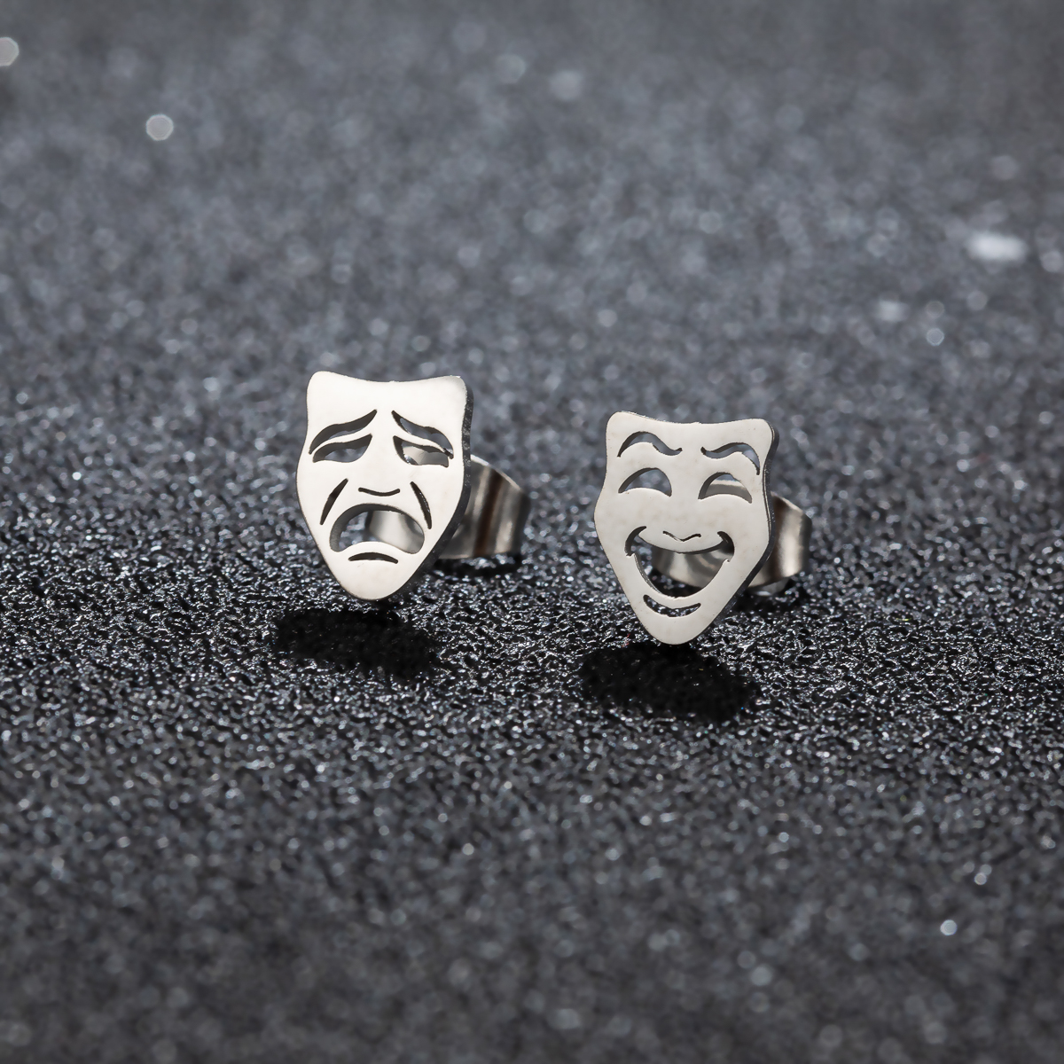 1 par de pendientes creativos y divertidos con máscara para hombres y mujeres, pendientes para parejas, de joyería para: Color acero