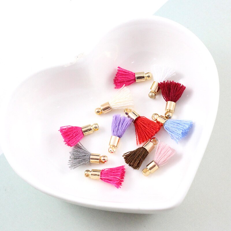 30 st 1.5cm mini bomullstråd tofsar med hattar pysseltillbehör dekorativa smycken armband halsband nyckel mobiltelefon hänge
