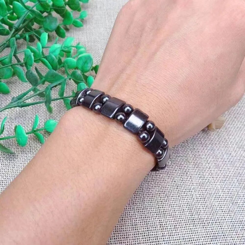 Uma pulseira magnética de cálculo biliar preto para homens e mulheres, a mesma pulseira de energia magnética com pulseira magnética de contas de fileira dupla