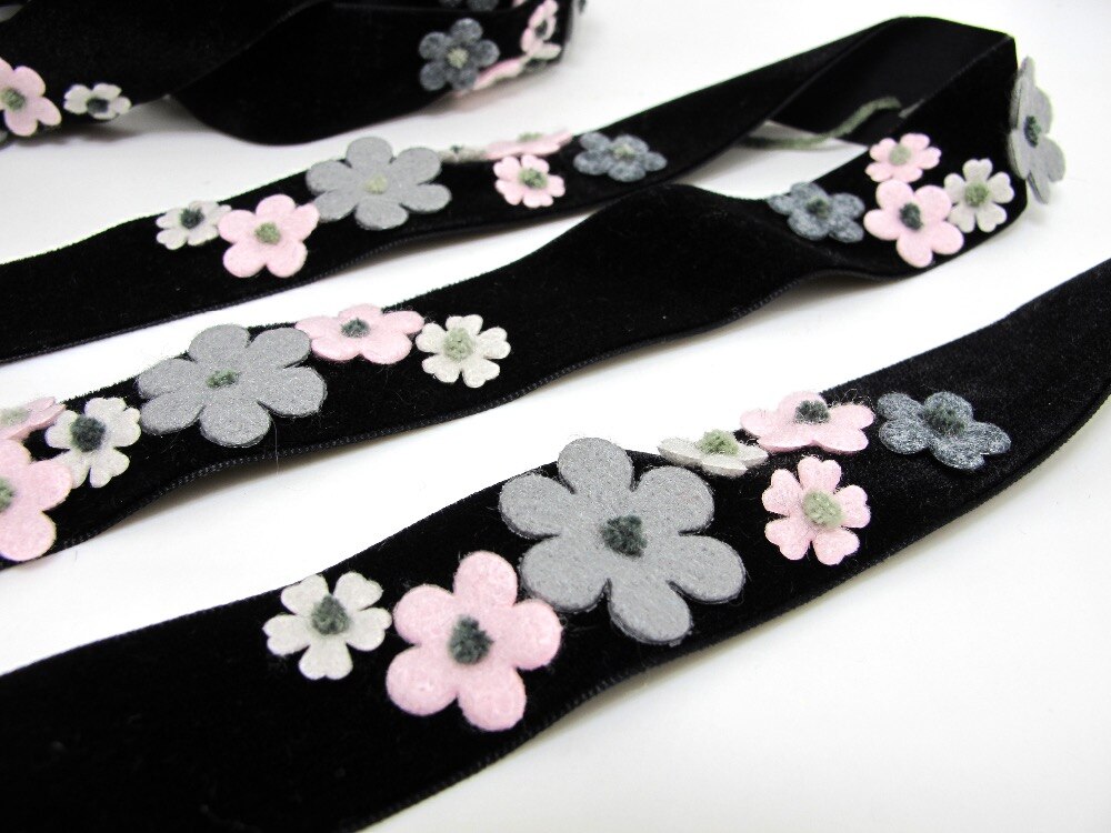 Fleur en feutre de 1 cm avec broderie en fil sur ruban de velours noir | couture | quilting | fournitures d'artisanat | accessoires pour cheveux | collier diy | coût