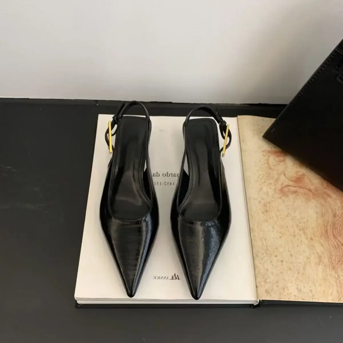 Sorte sommersandaler til kvinder med spids tå og lav slip-on, slingback-sko med tynde, mellemhøje hæle og kjoler