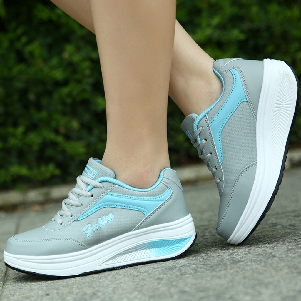 Naiset keinuvat kengät nahka vedenpitävä alusta urheilukengät nainen kiilalenkkarit korkeus kasvavat keinukengät zapatos de mujer: Sininen / 37