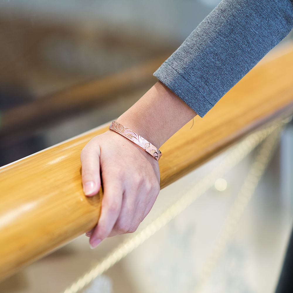 Vinterly Open Manchet Verstelbare Armbanden voor Vrouwen Gezondheid Energie Magnetische Armbanden Bloem Patroon Zuiver Koper Armbanden en Armbanden