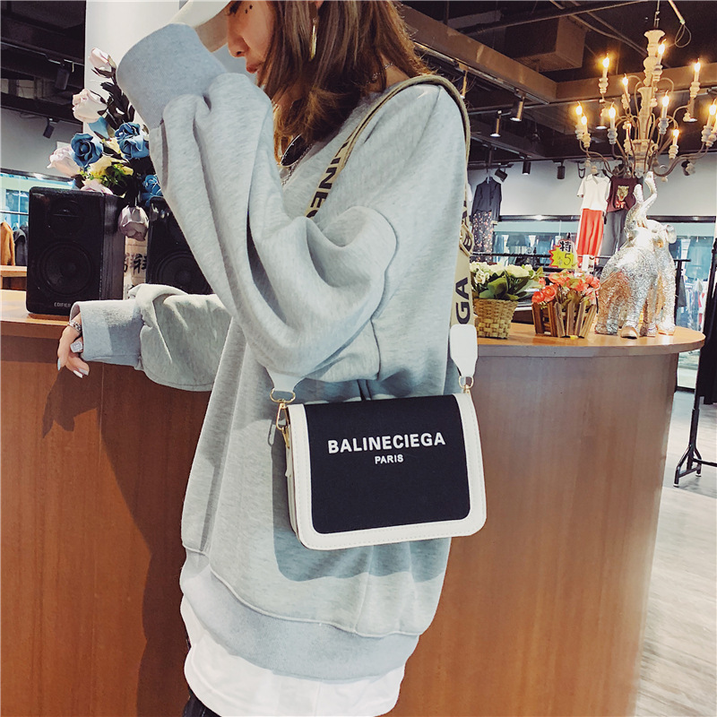 Women shoulder bag Wide Strap Shoulder Ladies Handbags Portable Canvas Square Messenger Bags Versatile Crossbody Bag: black