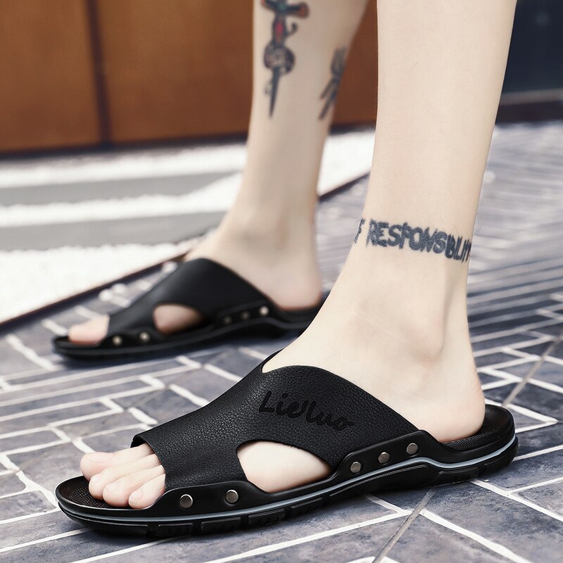 Pantoufles d'été Hommes Évider Respirant Plage Sandales Chaussures Hommes Décontracté Chaussures Plates Claquettes En Cuir Pantoufles Zapatos