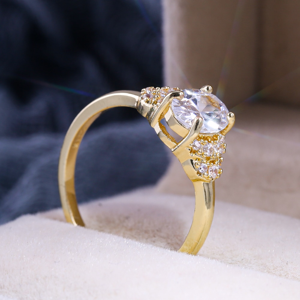 HUITAN Gold Farbe Hochzeit Ring Mit Solitaire Oval Cubic Zirkon Prong Einstellung Frauen Braut Ring Band Edle Elegante Weibliche Jewel