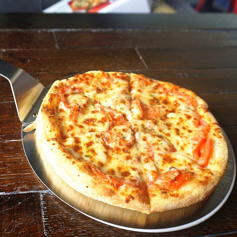 Rostfritt stål rund pizzaskal 25.5cm bakspade paddel, kaklyftare överföringsbricka för pizza, bröd, tårta, paj