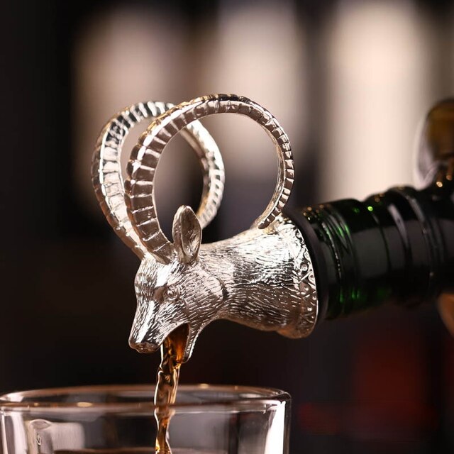 1PC Bar decoration accessories nightclub bar counter accessories red wine pourer zinc alloy rhino lion head wine stopper: antelope silver