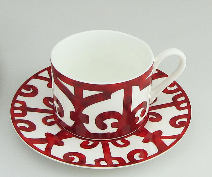 Bone China Dinner Plate Red Grid Dish Art Plate Dinnerware Sets: mug and saucer