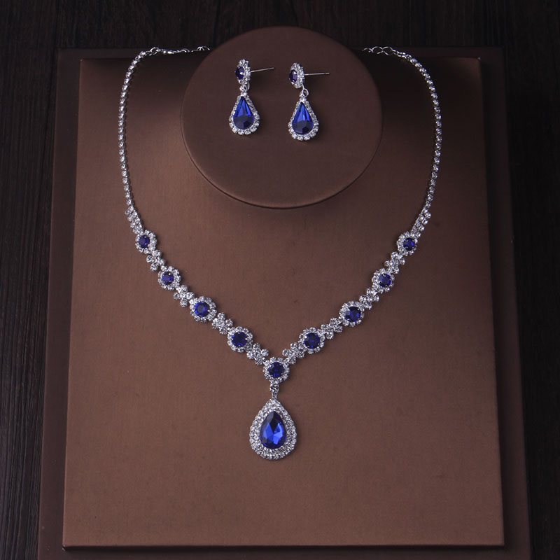 Modisches Brautaccessoire-einstellen bestehend aus einer Halskette und einem Paar Ohrringe. Neues Hochzeitskleid, Kleideraccessoires, Hochzeit: Ursprünglich Titel