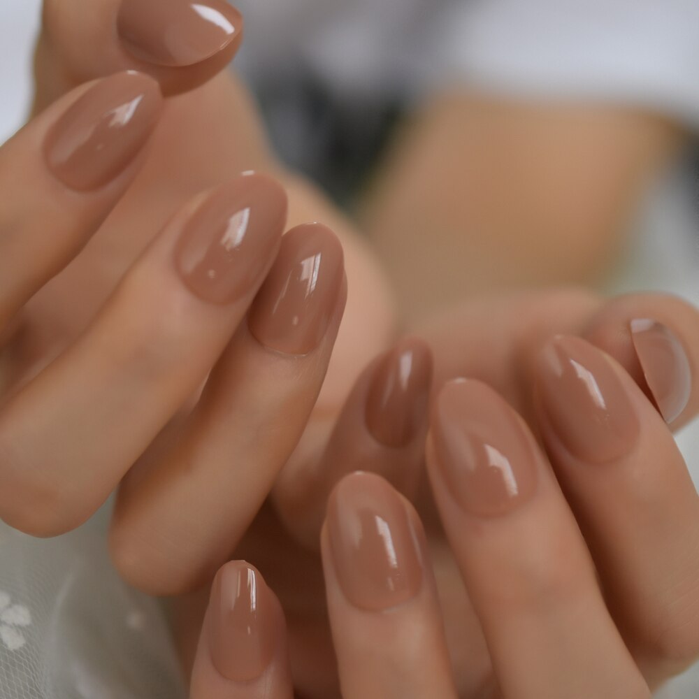 Uv-lichtbruine nagels, ovale gelnagels, kunstnagels, effen kleur, korte manicure, kunsttips, ovaal met kleeflipjes