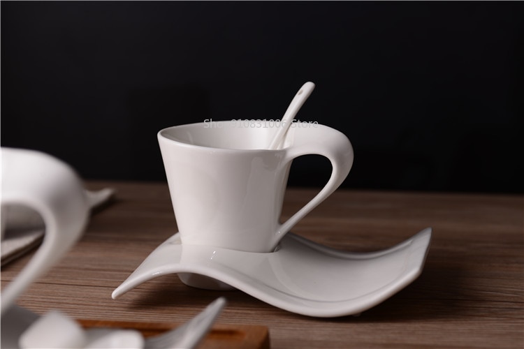 Bølget keramisk fancy kaffekopp og tallerken sett europeisk lite luksuriøst par 200ml