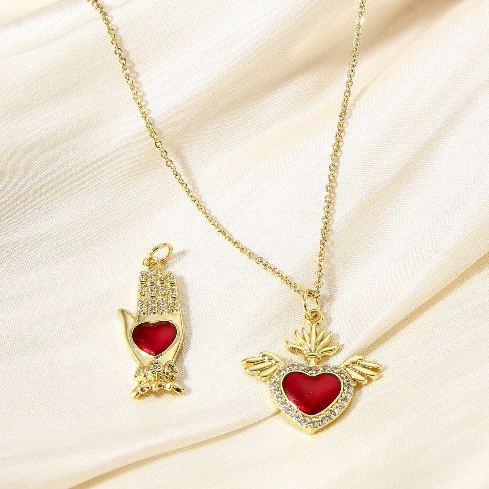 1 pieza de dijes de corazón religioso rojo clásico para la fabricación de joyas, colgantes Ex Voto de Color dorado, collar de circonia cúbica transparente DIY