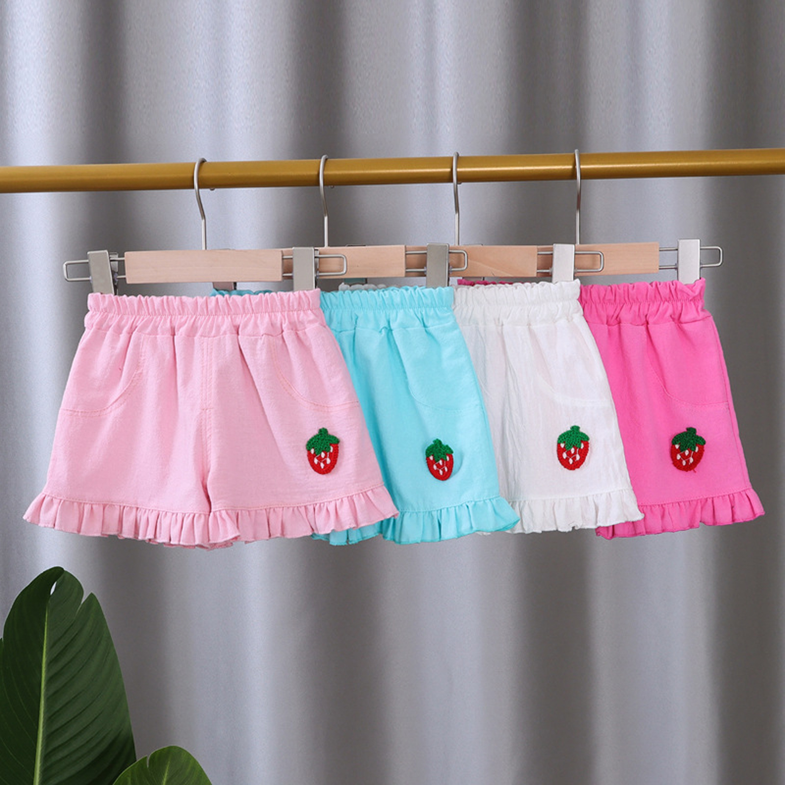 Short à volants pour filles, mignon, décor fraise, taille élastique, garniture à volants, couleur unie, vêtements d'extérieur, pantalons en coton pour un usage quotidien