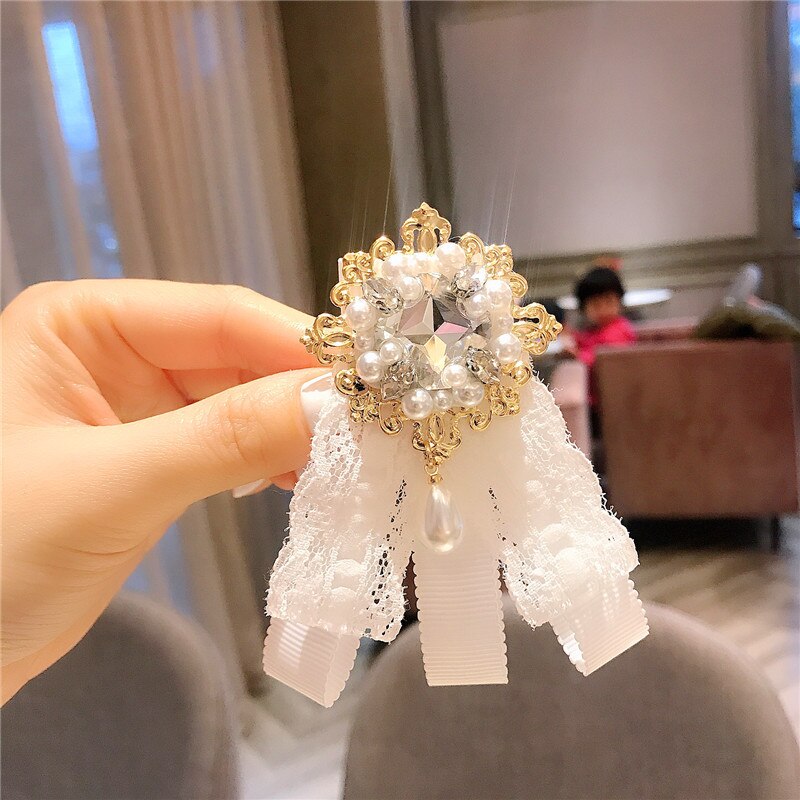 Koreansk balck blonder bånd slips broche rhinestone perle slips pin og brocher skjortekjole luksus tøj kvinder tilbehør: Hvid