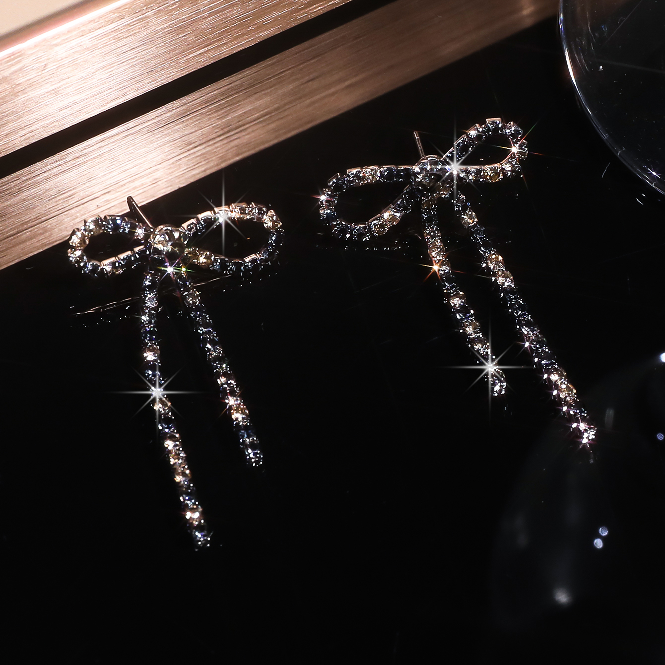 Kleurrijke strik oorbellen voor dames, oorbellen met strass steentjes, lange kwastjes, zwarte roestvrijstalen hangende oorbellen, schattige sprankelende sieraden: Imitatie rhodium plated