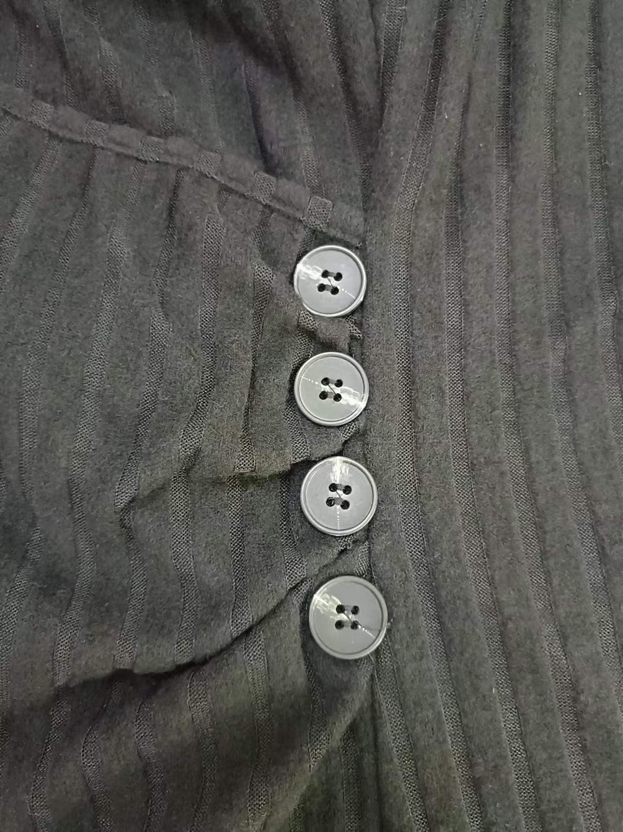 Camiseta sin mangas con cuello de sobrepelliz vinculado con cadena, Top Sexy sin mangas con decoración de botones para primavera y verano, ropa de mujer