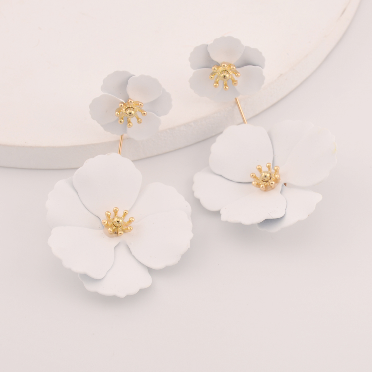 Pendientes de pétalos de flores pintadas populares para mujer, pendientes de gota frontal y trasera, Rosa mate, negro, tendencia: Color dorado