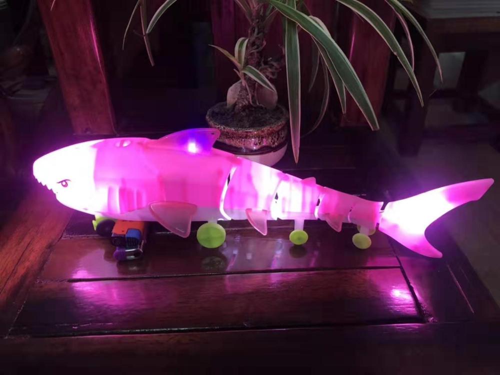 Elektrisk snor legetøj plast haj musik lys gå fyr fyr legetøj: Lyserød