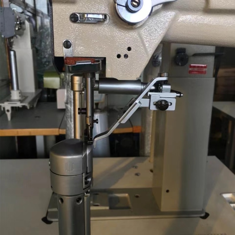 1 impostato Accessori per macchine da cucire industriali Guida per bordi sospesi con calibro a rulli per macchina DY a testa alta
