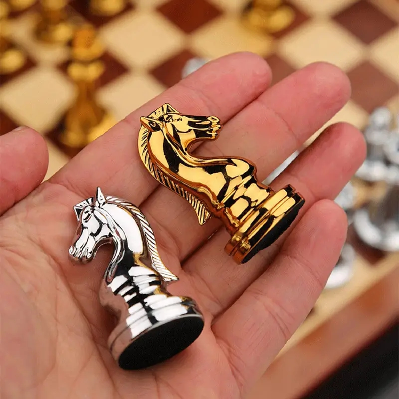 Set di scacchi in legno deluxe da 30 cm/11,8 pollici, pieghevole e portatile, con pezzi in lega di zinco, ideale per vari regali natalizi.