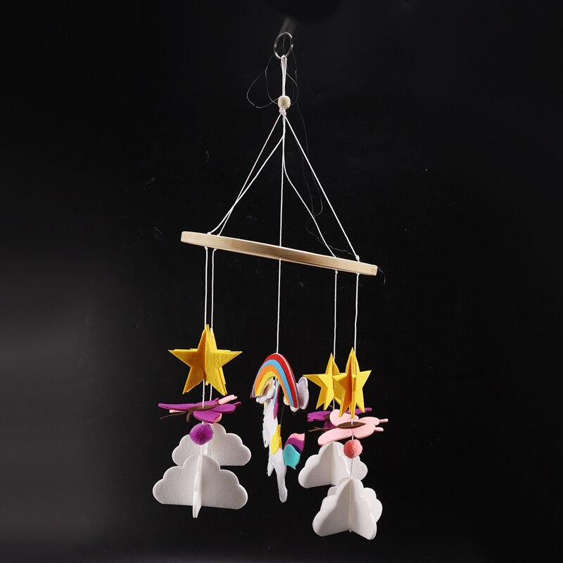Wieg Baby Plafond Nursery Decor Met Natuurlijke Houten Bijtring Zuring En Fern Grijs En Roze Mobiele Vlinders & Regenboog In de Cl