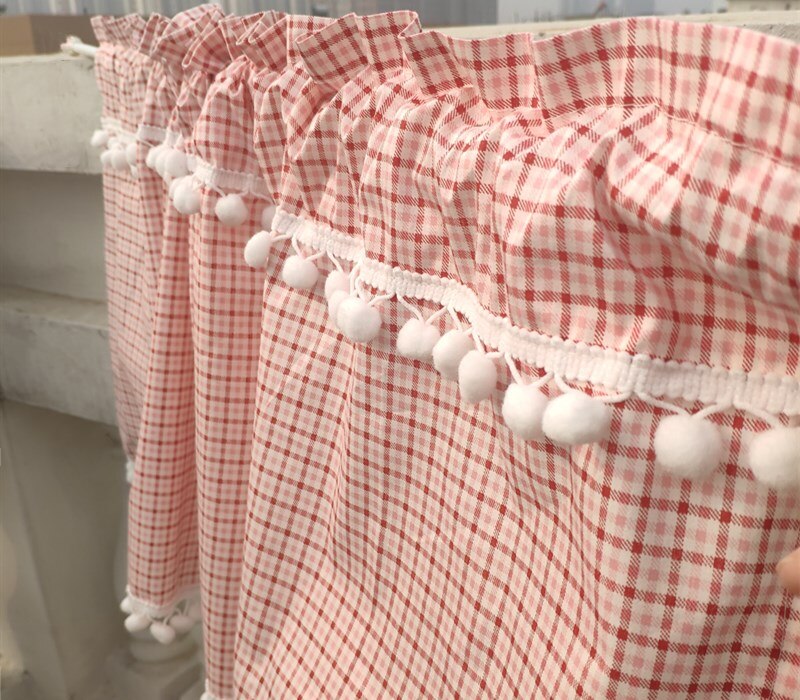 Korta gardiner i bomullsrosa rutigt tyg. vit plysch tofs skåp gardin kaffe halv gardin dekorativ huvud gardin.: Rosa / 60cm 150cm