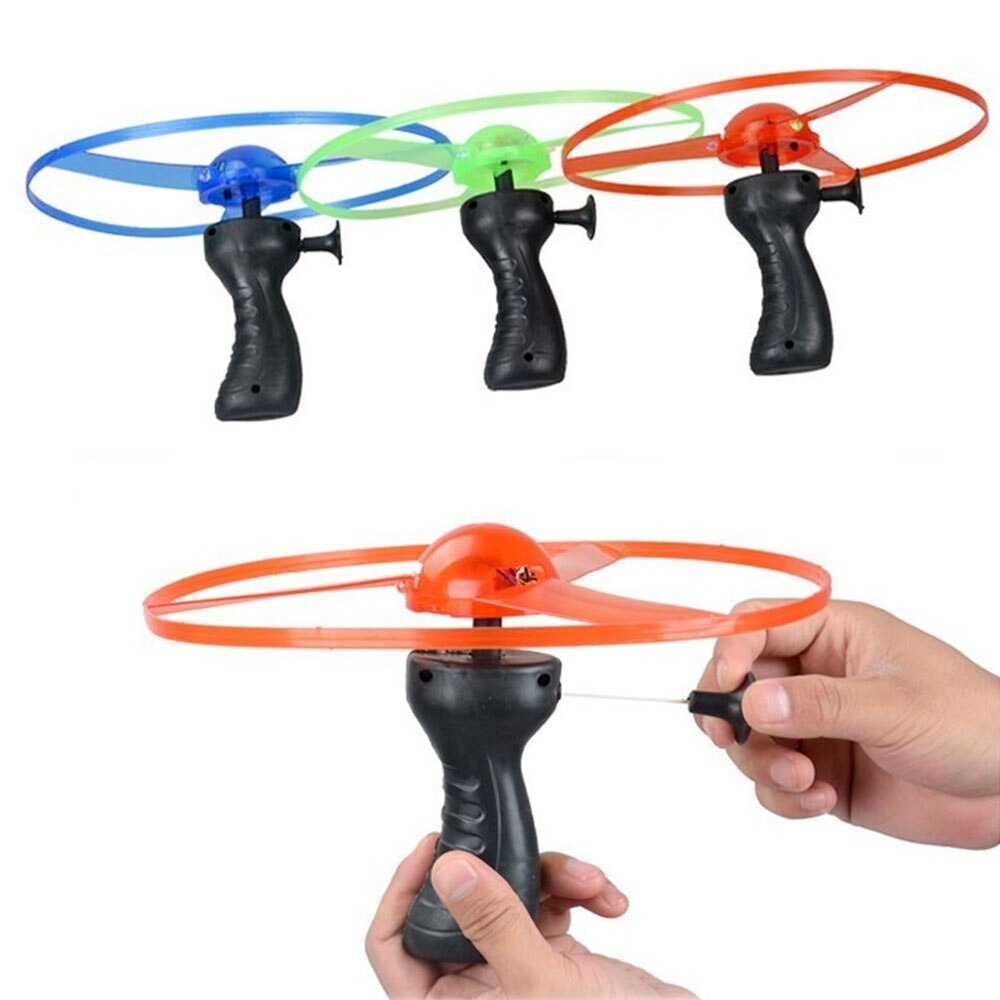 Trekksnor flash tallerken flyvende leketøy for barn barn pull string led lys opp flygende tallerken plate leker utendørs moro &amp; sport