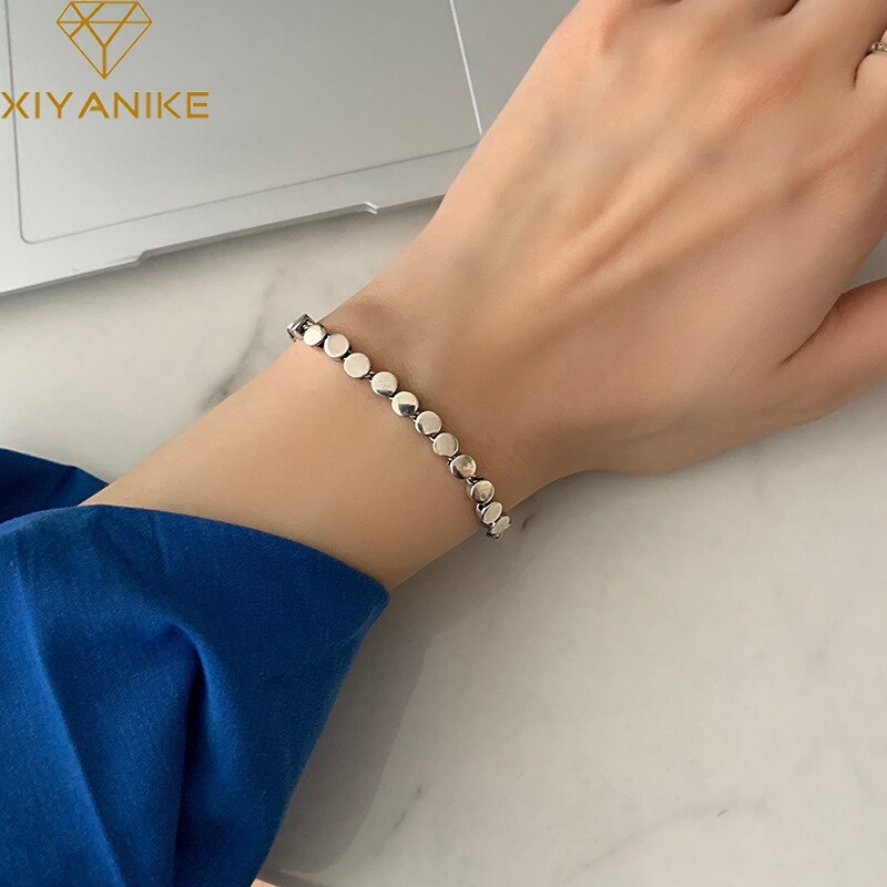 Xiyanike sølvfarvede flade runde perler armbånd til kvinder smykker hip pop fest valentinsdag браслет