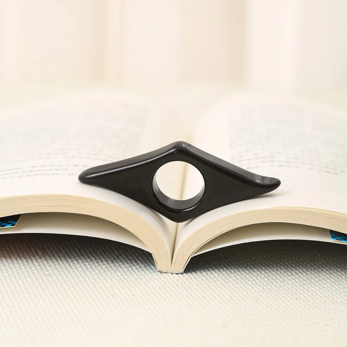 Acrylic Thumb Press Bookmarks for Reading Portable Thumb Book Support Book Expander School Supply Reading Aid Book Page Holder: black