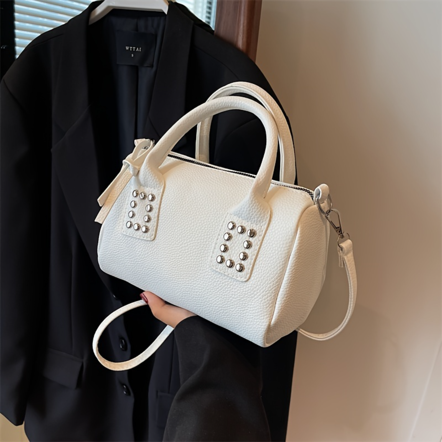 Mini-Quadrat-Zylindertasche mit Nieten-Dekor, Damen-Umhängetasche mit Griff oben: Schwarz