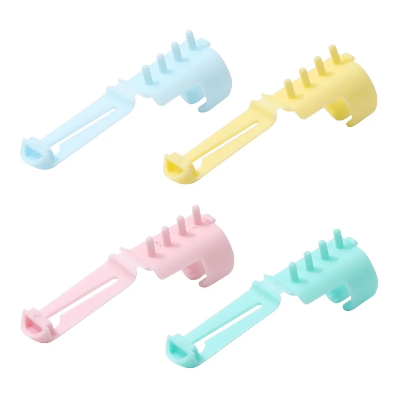 4PCS Yarn Guide Finger Holders Knitting Thimble Loop Crochet Ring diy Crafts Sewing Accessories Tool DIY Wear Thread Ring Helper: Light Grey