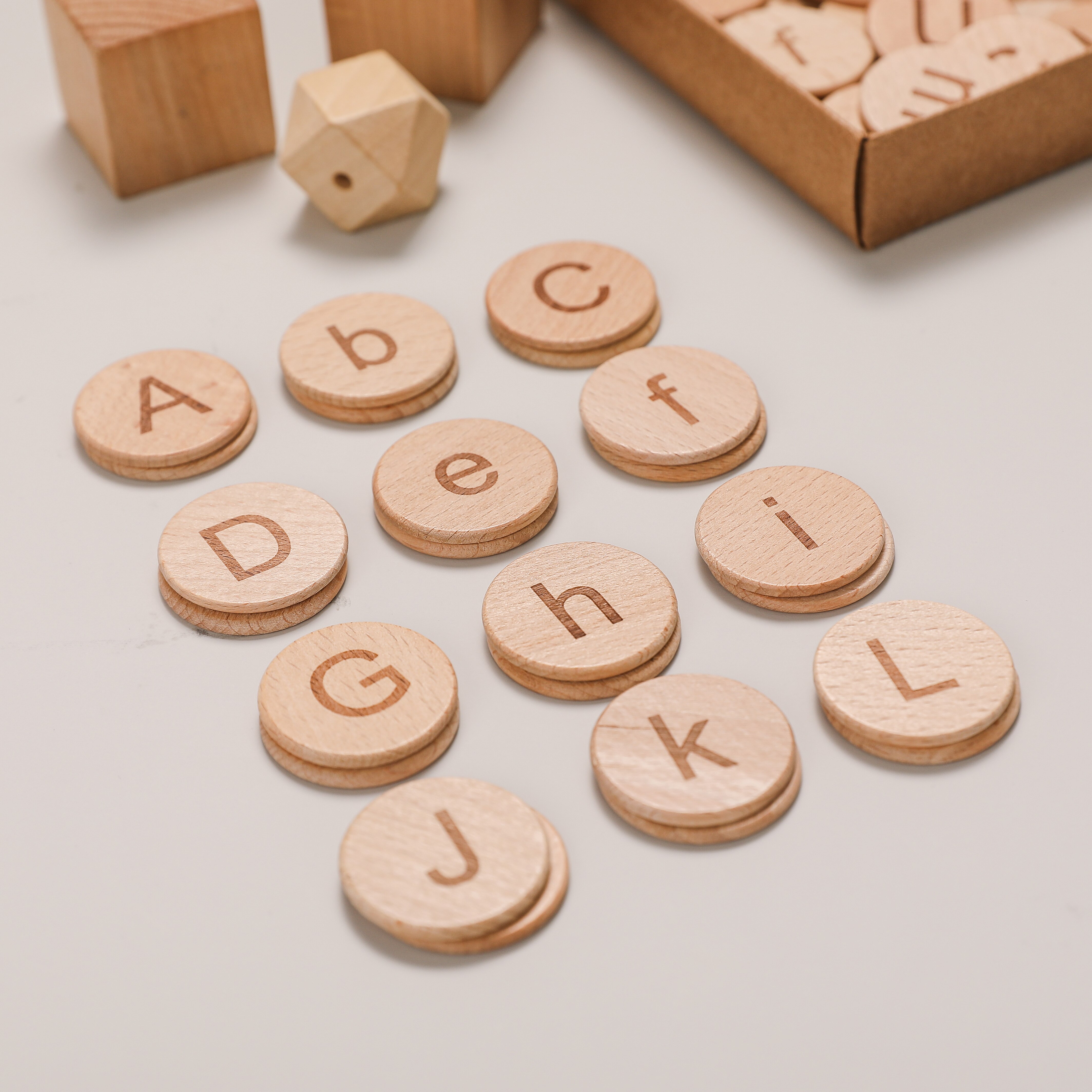26 teile/los Holz Brief Scrabble Buchstaben Blöcke Alphabet Runde Form Englisch Alphabet DIY Handwerk für Baby Name Puzzle
