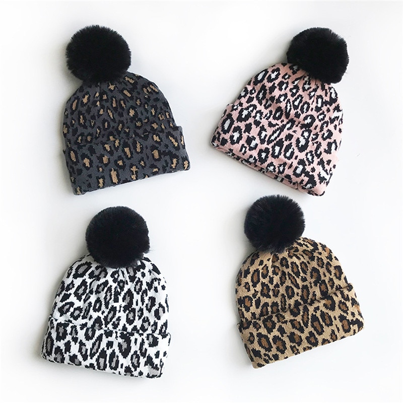 Chapeaux imprimés léopard pour femmes, casquette d'hiver en fourrure tricotée, accessoires de photographie chauds pour filles, chapeau tricoté mignon avec pompon, casquette de Ski chaude