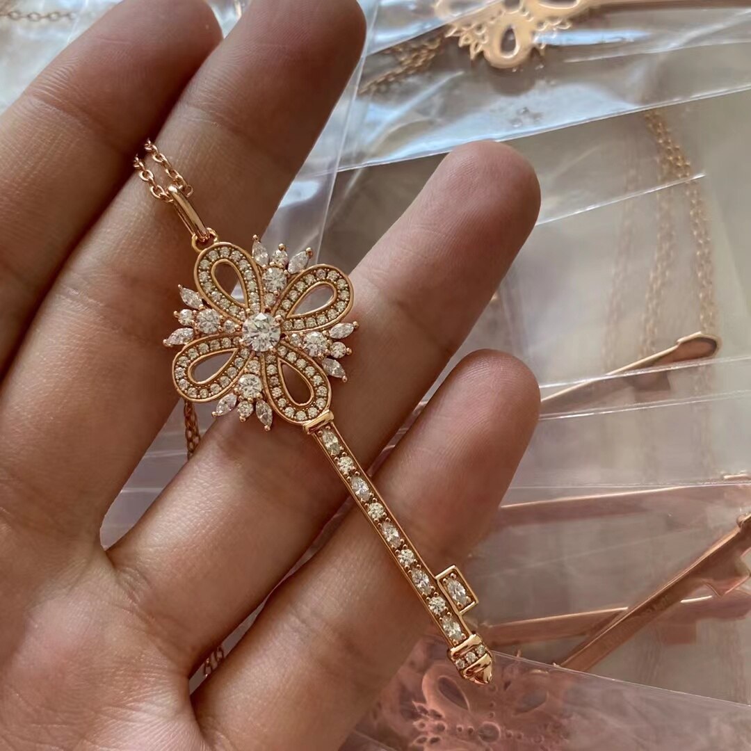 European High Jewelry 925 Sterling Silver Full Diamond Snowflake Key Pendant Ladies Necklace Christmas: XL-087