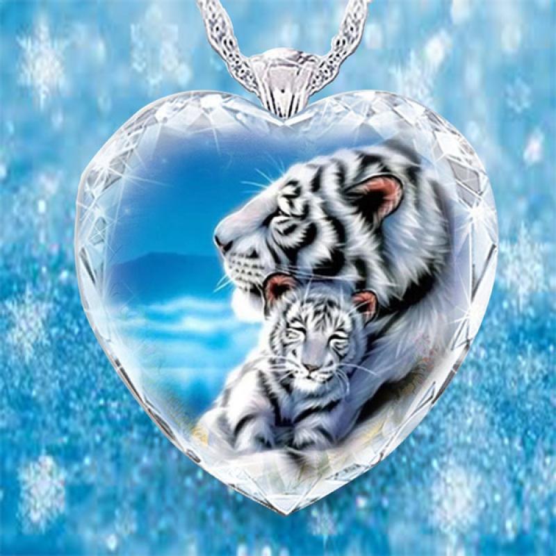 Accessories for women, vintage pendant necklace, crystal jewelry, tiger mother and child heart-shaped crystal necklace