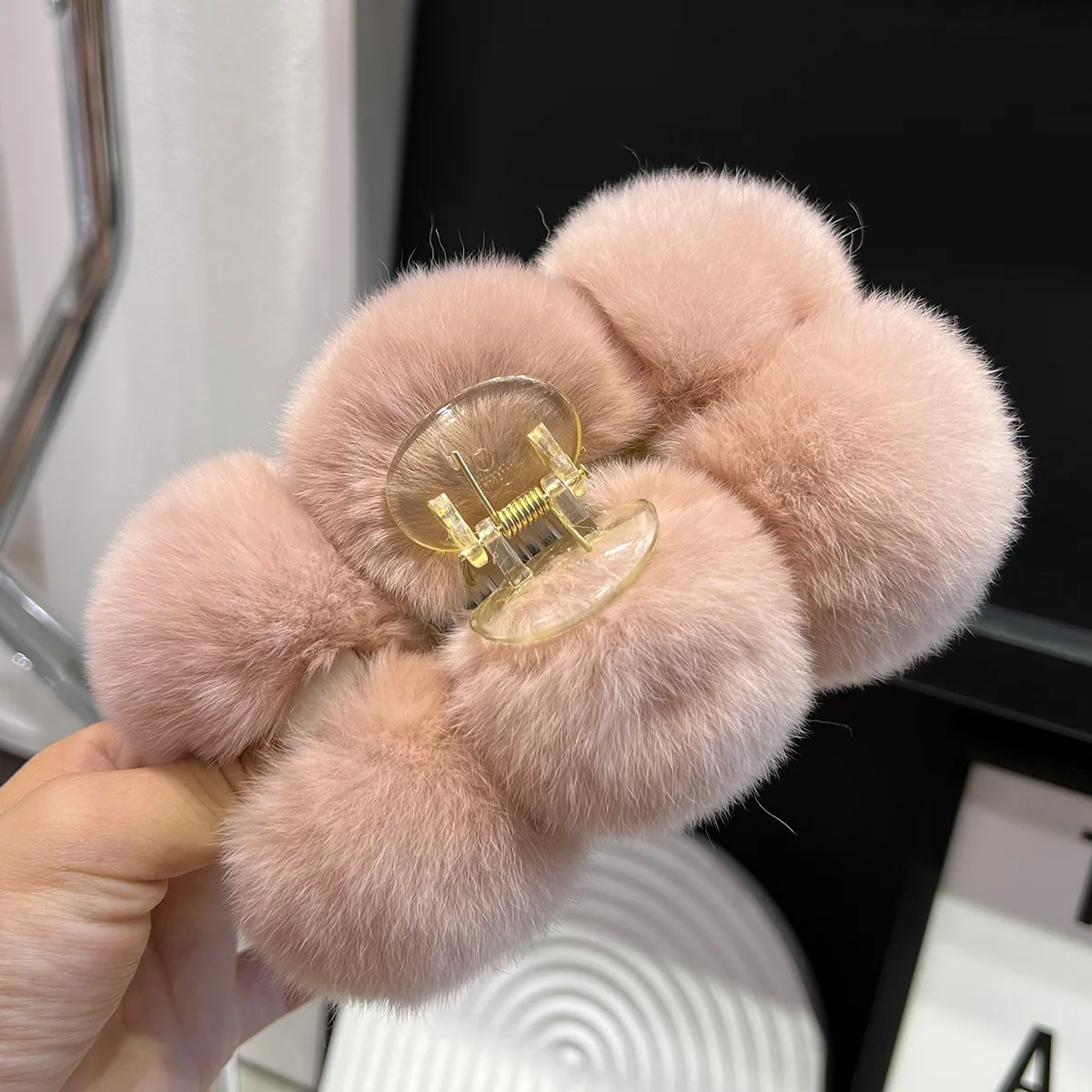 Nueva bola de pelo de conejo lontra, Clip Extra grande, serie de felpa de invierno, Clip de cangrejo moderno y versátil, accesorios para el cabello para mujer: Rojo