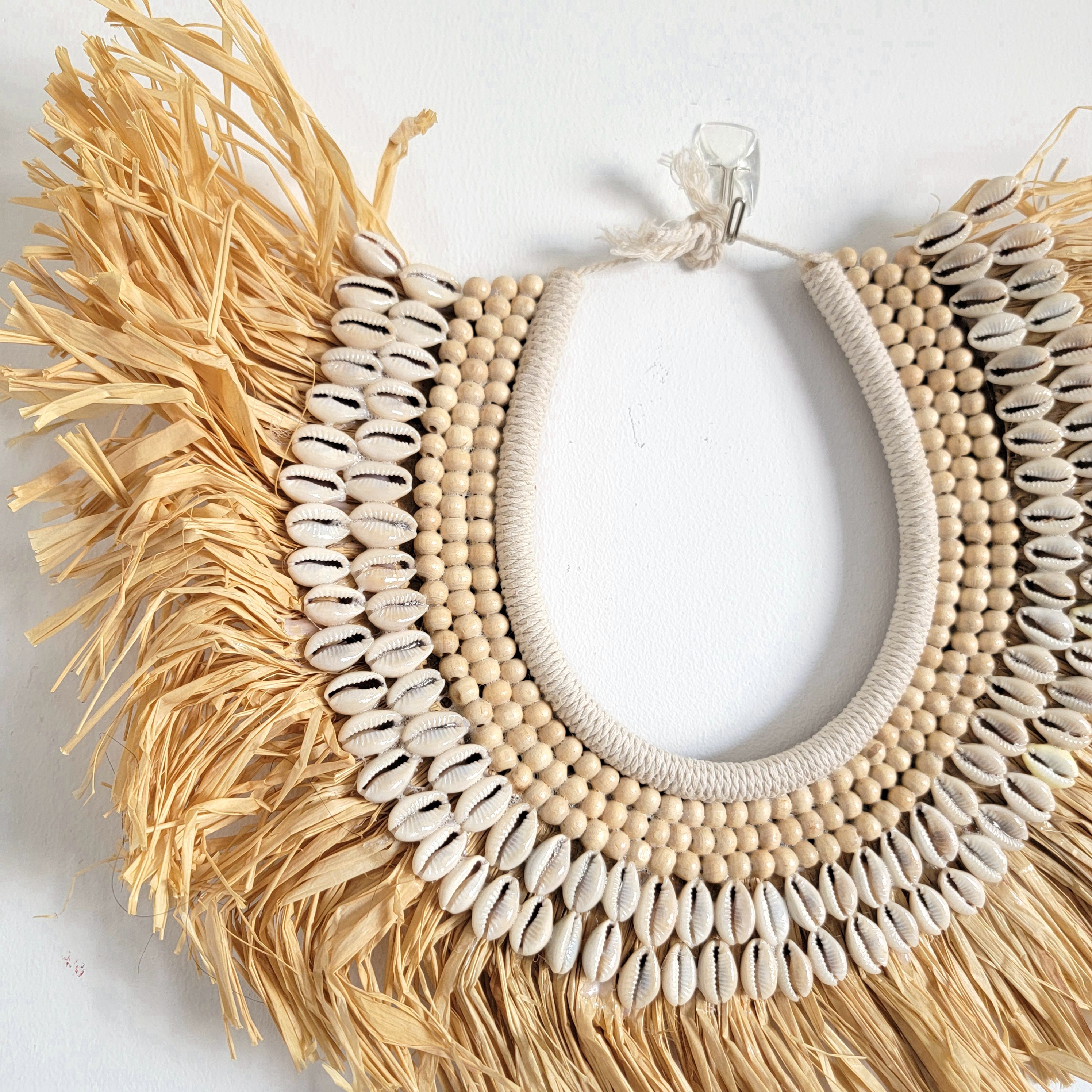 Raffia decoraties - wanddecoratie - raffia decoratie - raffia met schelpen en houten kralen -w39cm, h28cm