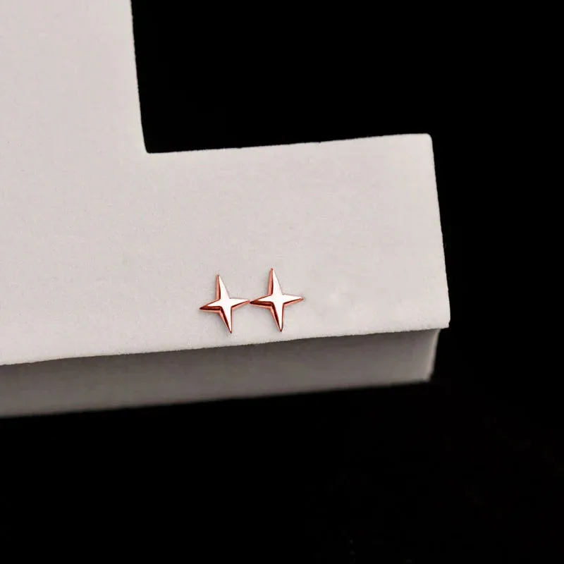 Pendientes asimétricos de estrella de cuatro puntas para mujer, aretes de tuerca de superhada, joyería Simple de Color plateado, 925: Color amarillo claro