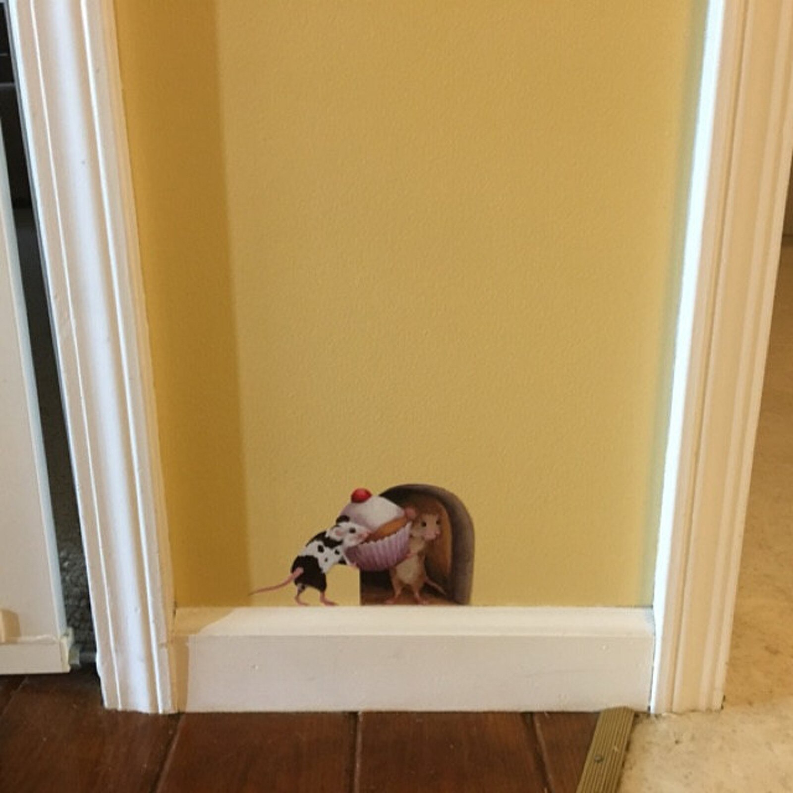 Mysia dziura naklejka ścienna tapeta z naklejkami Cupcake narożnik ścienny dekoracja