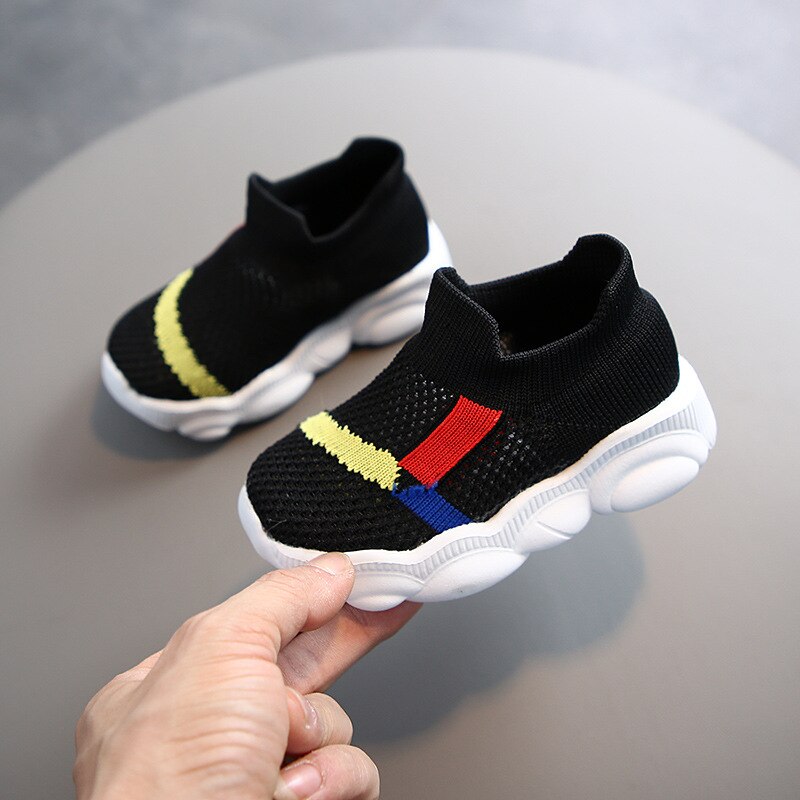 Størrelse 22-26 børn åndbare strømpesko drenge skridsikre bløde sneakers piger slidstærke sneakers baby casual småbørnssko: Sort / 26