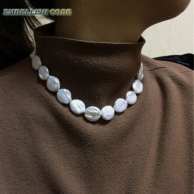 Ongebruikelijke barokke pearl choker statement ketting witte kleur ronde coin platte vorm natuurlijke zoetwater parels vouw gezicht 50 cm 58 cm