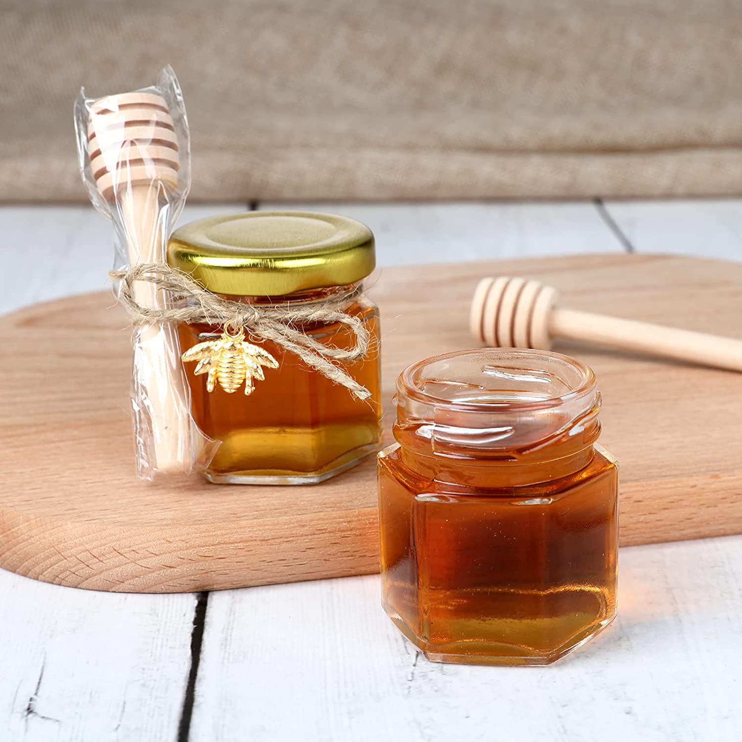 Confezione da 20 bomboniere esagonali in vetro miele pendenti vuoti a forma di ape coperchio dorato Mini esagoni vaso di miele in vetro con mestolo in legno