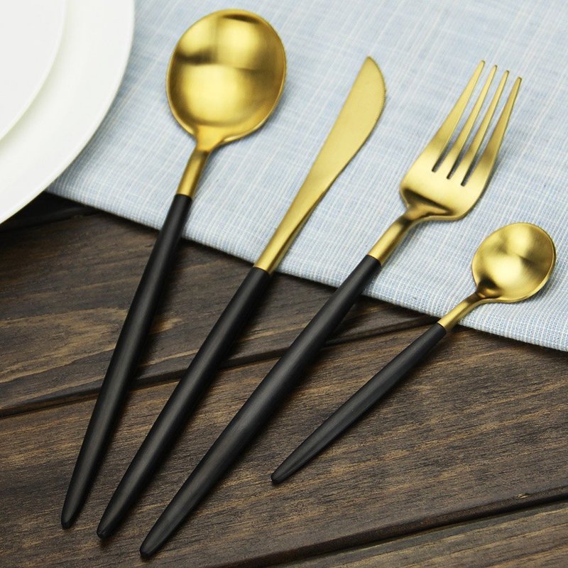 Lyxiga 4 -delade mattsvarta handtag och bestickset i guld i rostfritt stål, inklusive knivgaffelsked