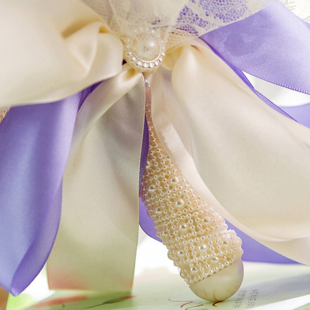 Panna młoda trzyma kwiaty, nowy nabytek romantyczny ślub kolorowy bukiet panny młodej, czerwony różowy niebieski i fioletowy bukiety ślubne \ fioletowy