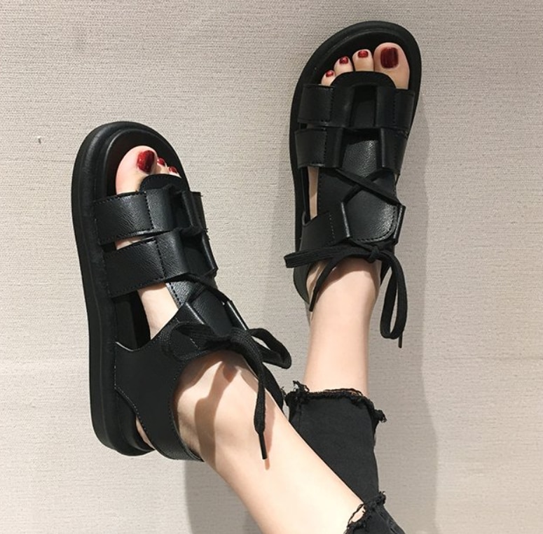 Kvinnor platå sandaler skor kvinna dam sommar kvinnliga platta klackar lädersandaler utomhus strandsko