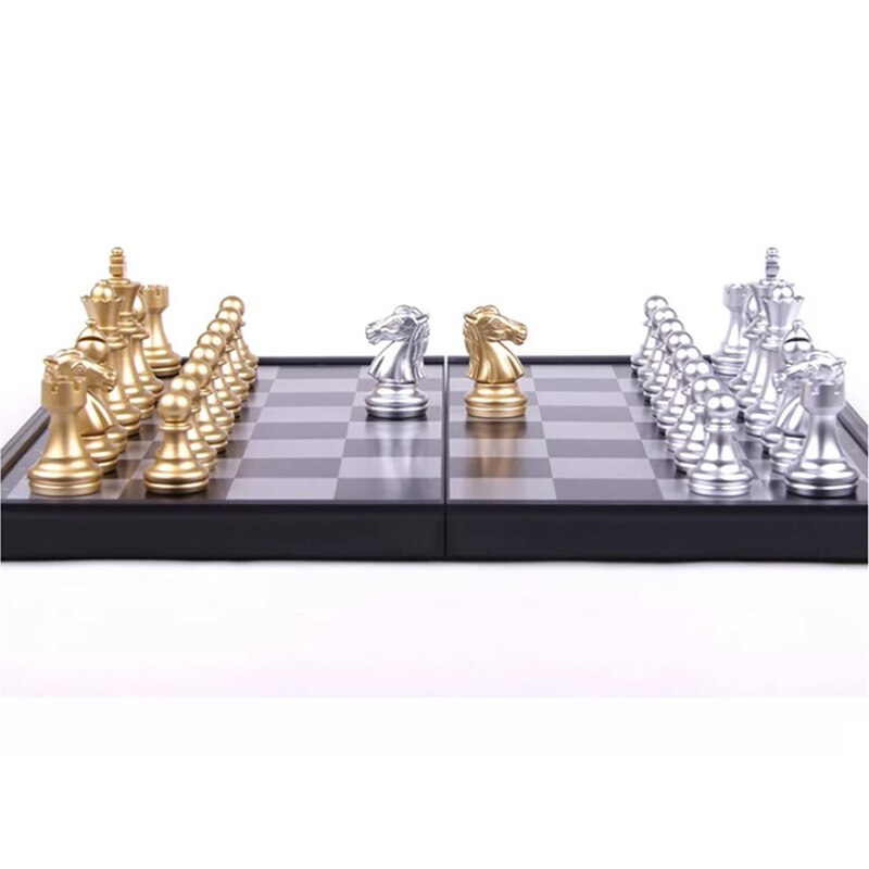 Et komplet sæt med middelalderlige skak 32 guld- og sølvbrikker internationale kampe sportsspil børns